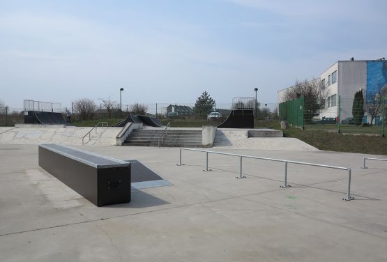 Ansicht auf Hindernisse in Skatepark in Tarnowskie Góry (Schlesische Provinz)