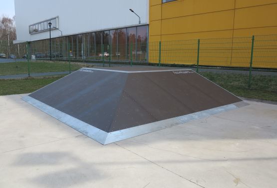 Piramida w skateparku w Tarnowskich Górach (śląskie)