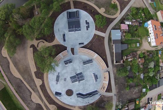 Skatepark modular en Pisz ciudad polaca - vista de drone