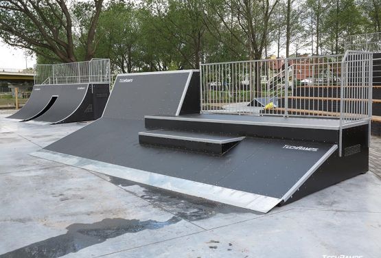 Ramp con escaleras en Pisz