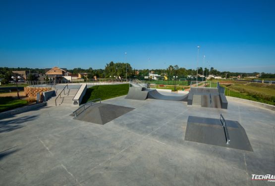 Concreto y metal obstáculos en skatepark en Polonia