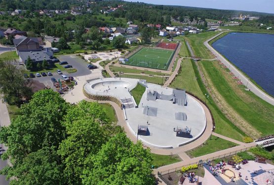 Concreto skatepark en Wąchock (Polonia)